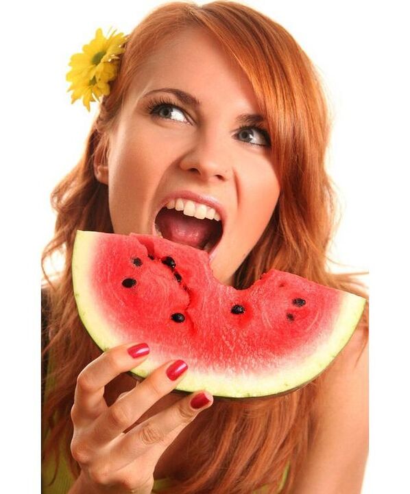 dívka jíst meloun na meloun stravě