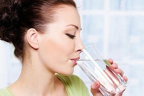 dívka pije vodu na dietu pro líné