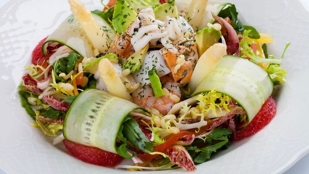 Při dodržování fáze „Střídání Dukanovy diety se doporučuje jíst salát z mořských plodů